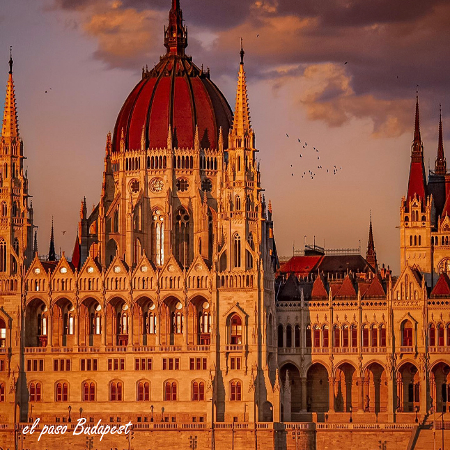 Parlamento de Hungría en un atardecer en Budapest