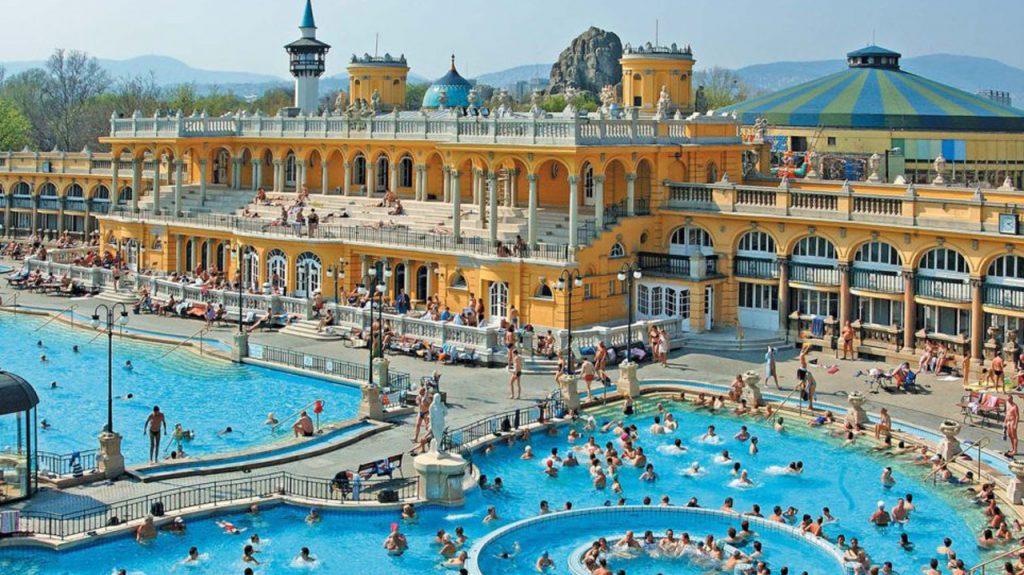 Baños termales Széchenyi en Budapest Hungría