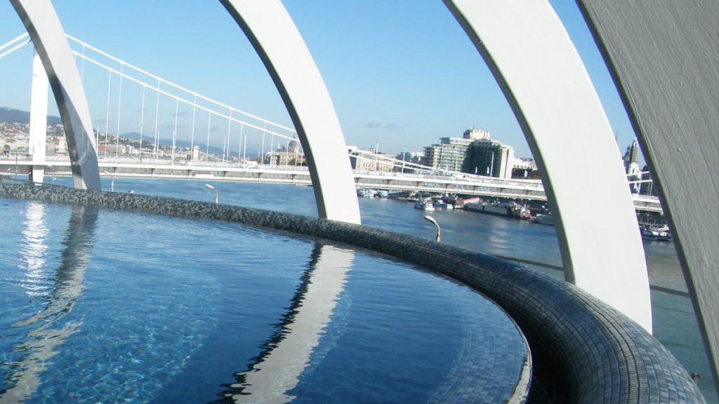 Baño termal Rudas en Budapest con vista al puente de Sissi y el rio Danubio