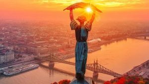 La estatua de la libertad en Budapest sobre la colina de San Gerardo