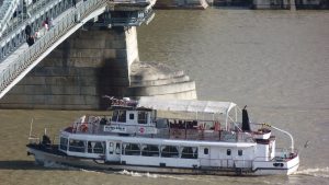 D11 Budapest Bote navega sobre el Danubio
