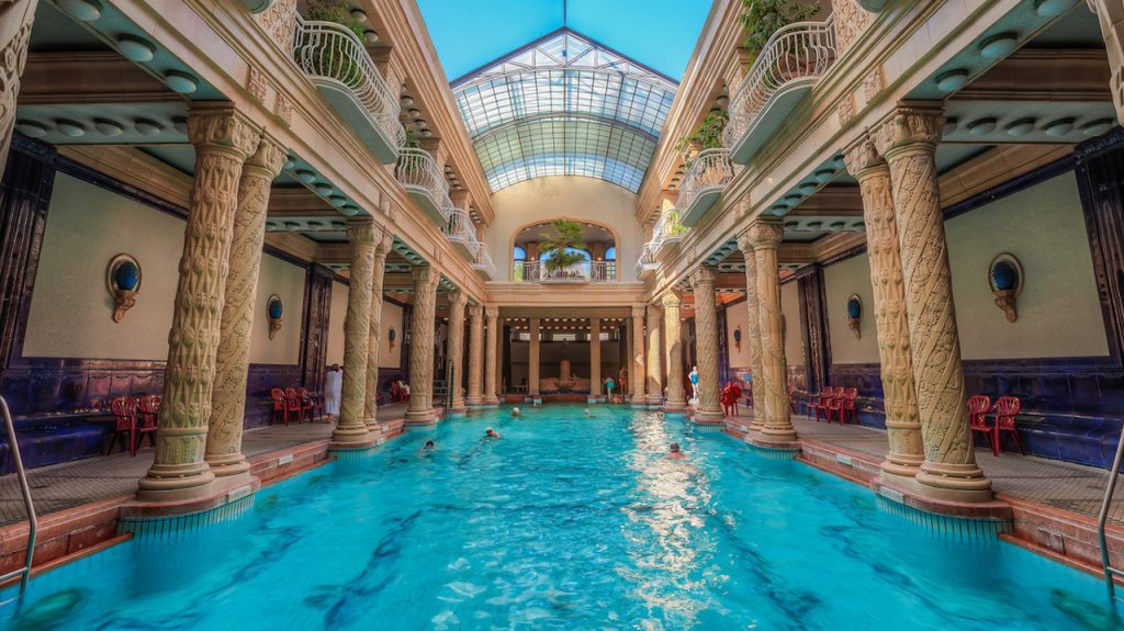 Interior del balneario Gellert en Budapest Hungría