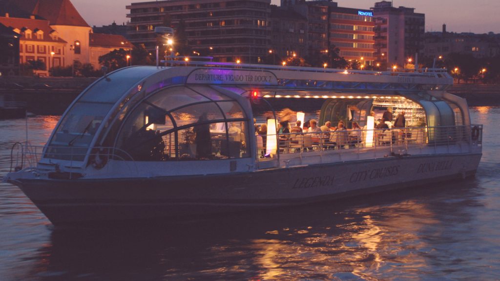 legenda botes sobre el Danubio en Budapest