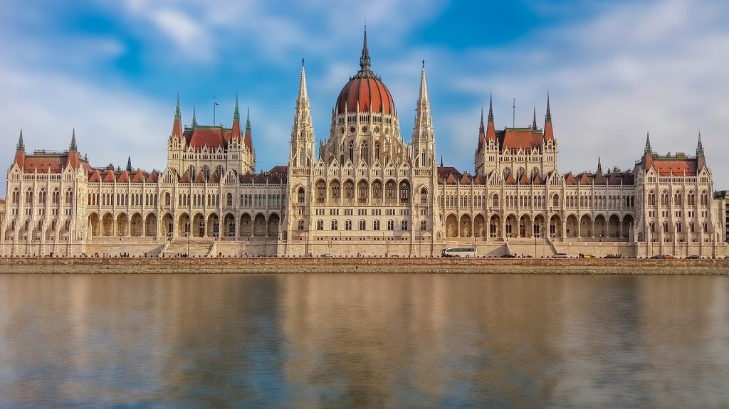 Parlamento de Hungría frente al rio Danubio